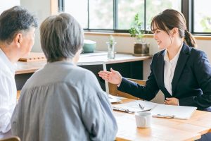 スーツ姿の女性