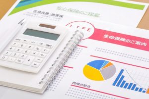 生命保険の資料と電卓
