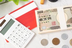 お金と電卓と通帳