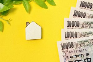 家と数枚の1万円札