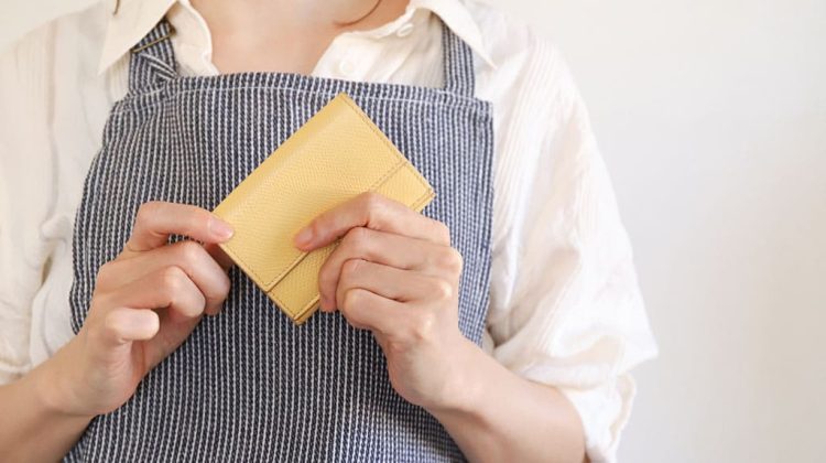 財布を持つ人