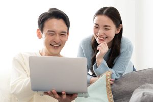 パソコンを見る男女