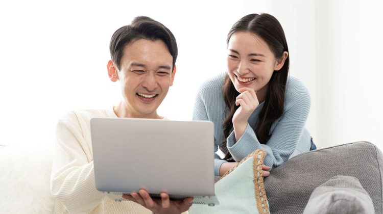 パソコンを見る男女